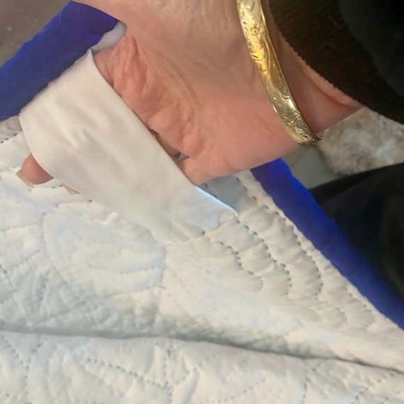 Royal Hawaiian 🌺 Blue and White Quilted Bedding with Botanical Motifs - Picture 7 of 7